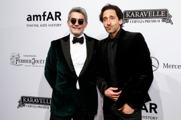 SAO PAULO, BRAZIL - APRIL 13: (L-R) Felipe Diniz and Adrien Brody attend during the 2018 amfAR Gala Sao Paulo at the home of Dinho Diniz on April 13, 2018 in Sao Paulo, Brazil. (Photo by Alexandre Schneider/Getty Images for amfAR)